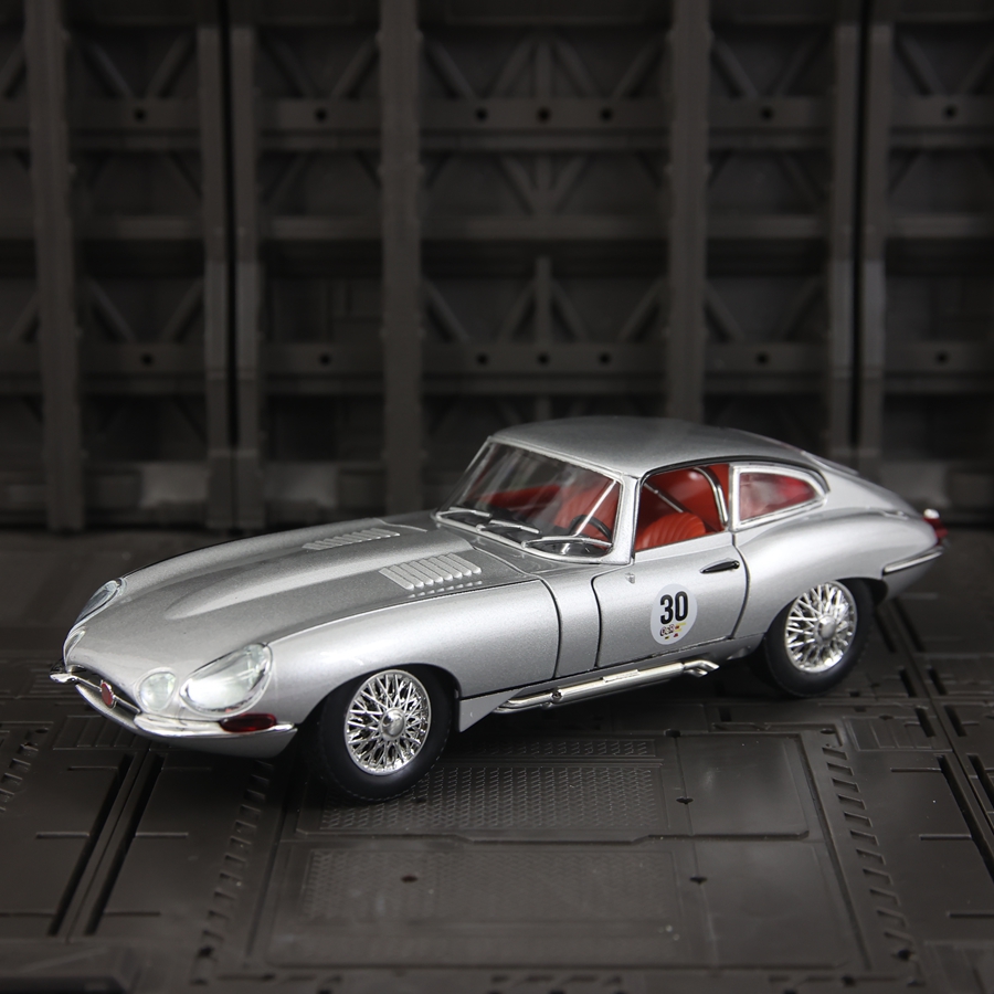 Car Care - 1: 24 Simulation Jaguar E-Type alloy